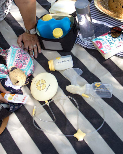 Medela Insulated Cooler Bag With 4 Breastmilk Collection Bottles (150ml each) & 1 Cooling Element-Breastmilk Storage Kit