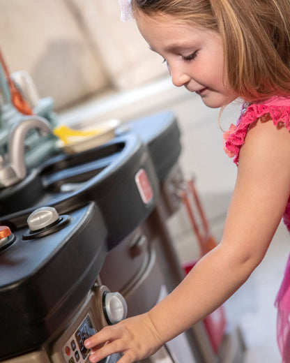 Step2 Best Chefs Kitchen-Pretend & Play Toy-Light‑Up & Sound‑Effect Stove-Includes 25‑Pieces Accessory Set-24M+
