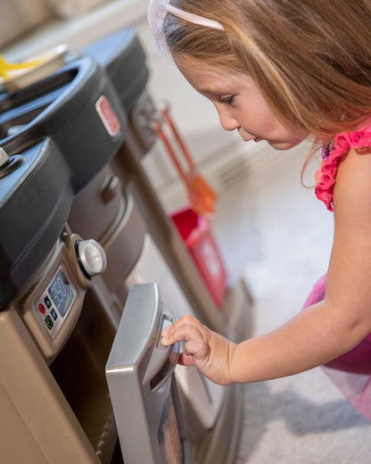 Step2 Best Chefs Kitchen-Pretend & Play Toy-Light‑Up & Sound‑Effect Stove-Includes 25‑Pieces Accessory Set-24M+