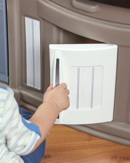 Step2 Best Chefs Kitchen-Pretend & Play Toy-Light‑Up & Sound‑Effect Stove-Includes 25‑Pieces Accessory Set-24M+