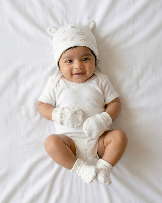 Twingle 100% Organic Cotton-Baby Cap, Booties & Mittens Set-Snug & Secure Fit-Tag-Free Comfort-White-Hearts & Stars Print-For Infants