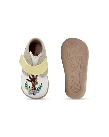 Kazarmax Beige Giraffe Embroidery Velcro Shoes For Infants