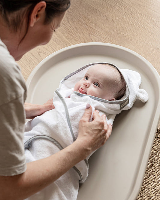 Shnuggle Newborn Bath Tub with Diaper Changing Mat & Bath Jug-0 to 12M-Pebble Grey