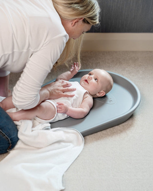 Shnuggle Newborn Bath Tub with Diaper Changing Mat & Bath Jug-0 to 12M-Pebble Grey