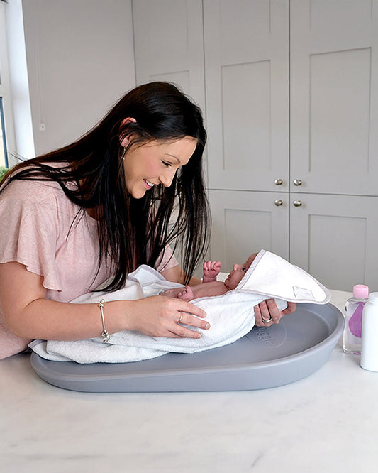 Shnuggle Newborn Bath Tub with Diaper Changing Mat & Bath Jug-0 to 12M-Taupe
